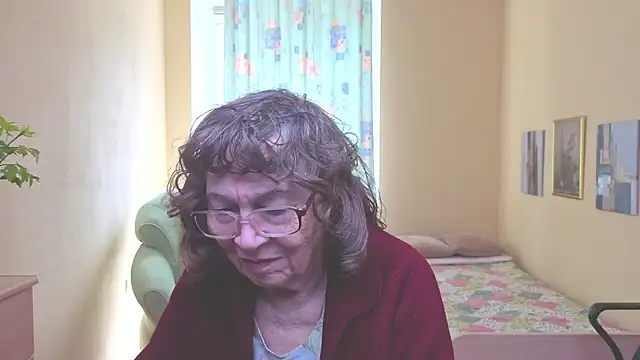 Snapshot of Betty_Brick chatting on April 26, 9:50 am Betty Brick online show from April 26, 9:50 am