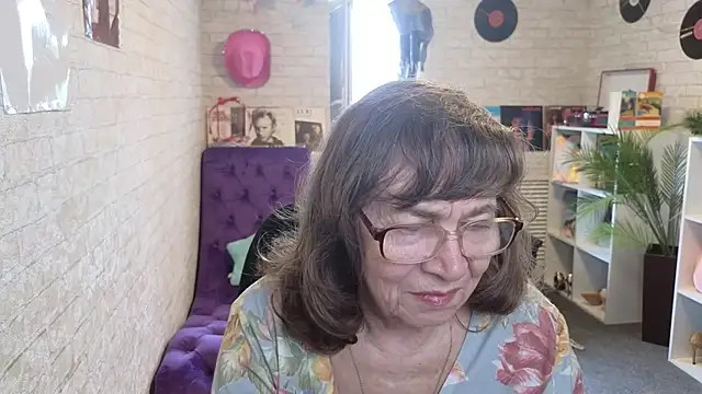 Snapshot of Betty_Brick chatting on May 19, 12:56 pm Betty Brick online show from May 19, 12:56 pm