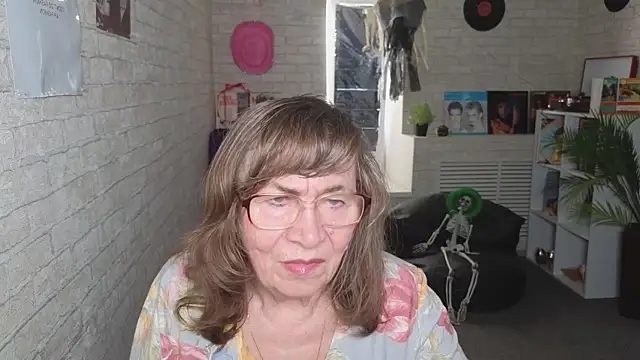 Snapshot of Betty_Brick chatting on May 21, 2:14 pm Betty Brick online show from May 21, 2:14 pm