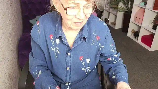 Snapshot of Betty_Brick chatting on May 27, 5:20 pm Betty Brick online show from May 27, 5:20 pm