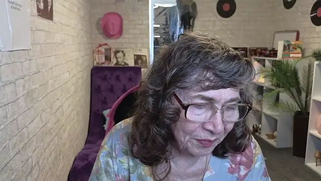Snapshot of Betty_Brick chatting on May 20, 7:38 am Betty Brick online show from May 20, 7:38 am
