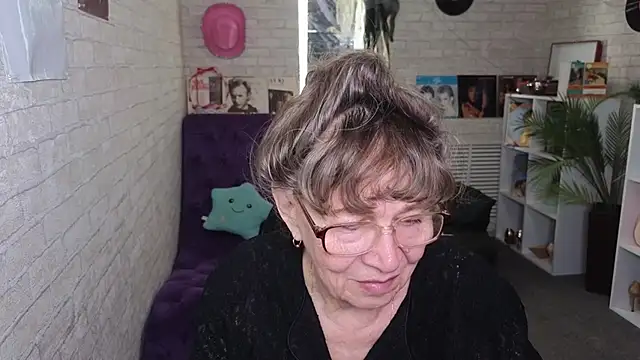 Snapshot of Betty_Brick chatting on May 24, 3:23 pm Betty Brick online show from May 24, 3:23 pm