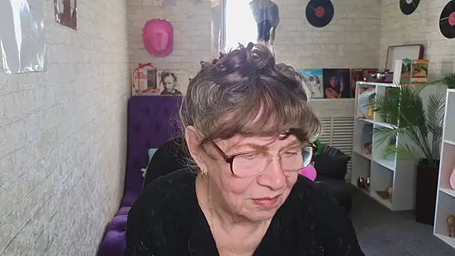 Snapshot of Betty_Brick chatting on May 25, 12:59 pm Betty Brick online show from May 25, 12:59 pm