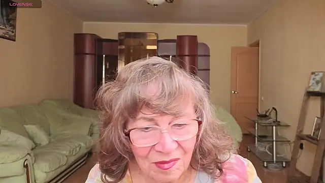 Snapshot of Betty_Brick chatting on April 28, 1:15 pm Betty Brick online show from April 28, 1:15 pm