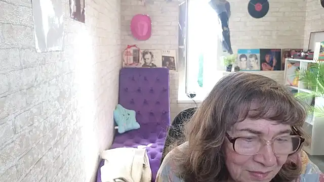 Snapshot of Betty_Brick chatting on May 18, 3:17 pm Betty Brick online show from May 18, 3:17 pm