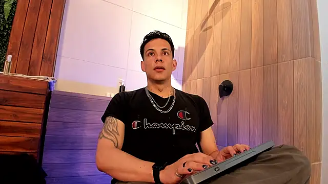 Snapshot of Dustin_Sonne chatting on June 19, 3:45 am Dustin Sonne online show from June 19, 3:45 am