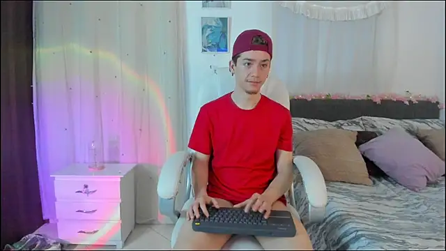 Snapshot of ThiagooJames chatting on December 1, 3:18 am ThiagooJames online show from December 1, 3:18 am