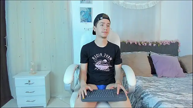 Snapshot of ThiagooJames chatting on November 28, 2:01 am ThiagooJames online show from November 28, 2:01 am