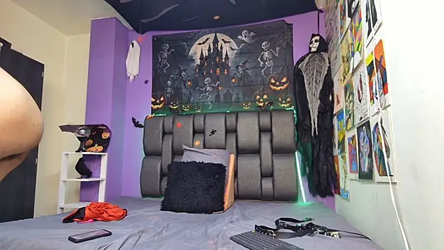 ashtoncooperr online show from October 26, 6:19 pm