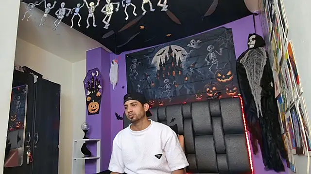 ashtoncooperr online show from October 23, 7:01 pm