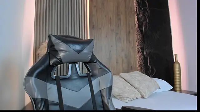 Snapshot of evelin_lopezz chatting on February 24, 2:23 am evelin lopezz online show from February 24, 2:23 am