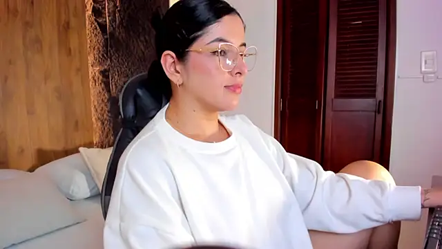 Snapshot of evelin_lopezz chatting on October 12, 2:13 am evelin lopezz online show from October 12, 2:13 am