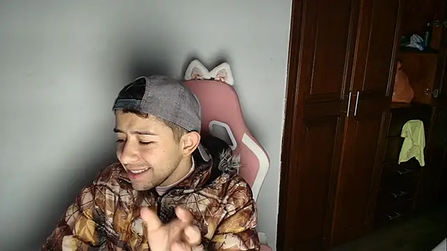 Snapshot of Aleecandrews chatting on October 13, 7:37 pm Aleecandrews online show from October 13, 7:37 pm