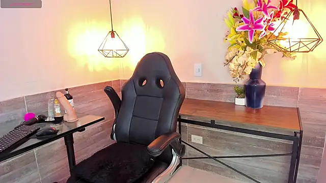 LussieWillow online show from September 29, 12:00 pm