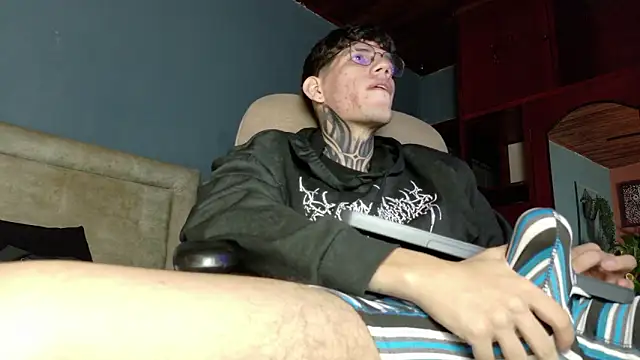 Snapshot of david_huge chatting on February 23, 4:03 am david huge online show from February 23, 4:03 am