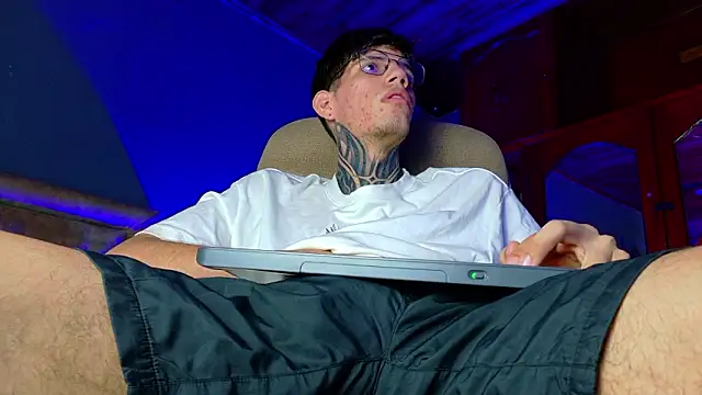 Snapshot of david_huge chatting on February 13, 1:38 am david huge online show from February 13, 1:38 am