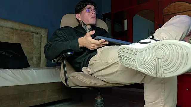 Snapshot of david_huge chatting on March 1, 6:24 am david huge online show from March 1, 6:24 am