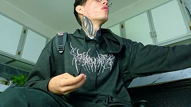 Snapshot of david_huge chatting on February 21, 6:37 am david huge online show from February 21, 6:37 am