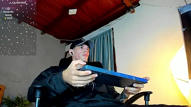 Snapshot of david_huge chatting on December 17, 1:32 am david huge online show from December 17, 1:32 am