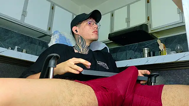 Snapshot of david_huge chatting on February 27, 5:18 am david huge online show from February 27, 5:18 am