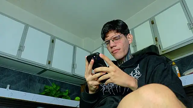 Snapshot of david_huge chatting on February 20, 3:36 am david huge online show from February 20, 3:36 am