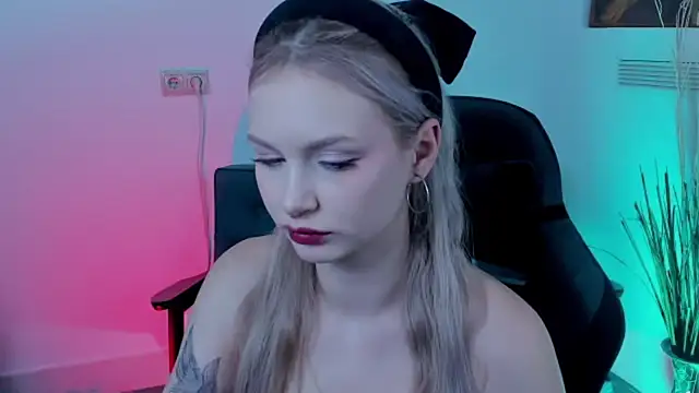 AvaDaviis online show from October 8, 1:45 pm