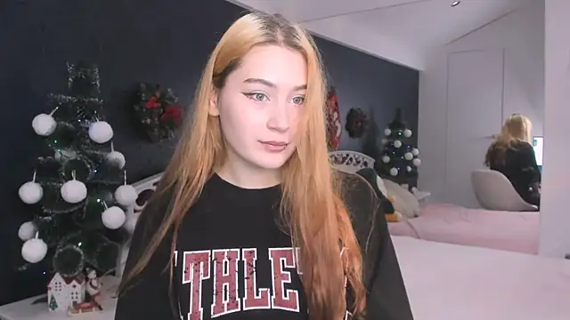 Lili Luuu online show from December 19, 9:33 am