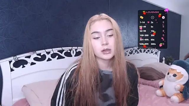 Snapshot of Lili_Luuu chatting on October 18, 4:14 am Lili Luuu online show from October 18, 4:14 am