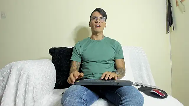 Snapshot of Alan_Fire chatting on October 13, 4:58 am Alan Fire online show from October 13, 4:58 am
