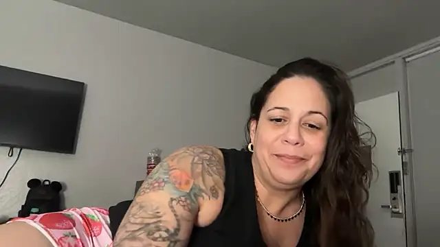 PrettyKittyMia online show from April 3, 12:06 am