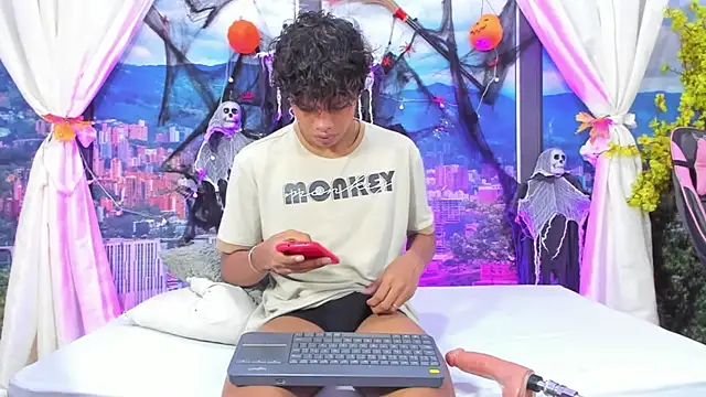 Snapshot of MilthonDelis chatting on October 28, 4:57 am MilthonDelis online show from October 28, 4:57 am