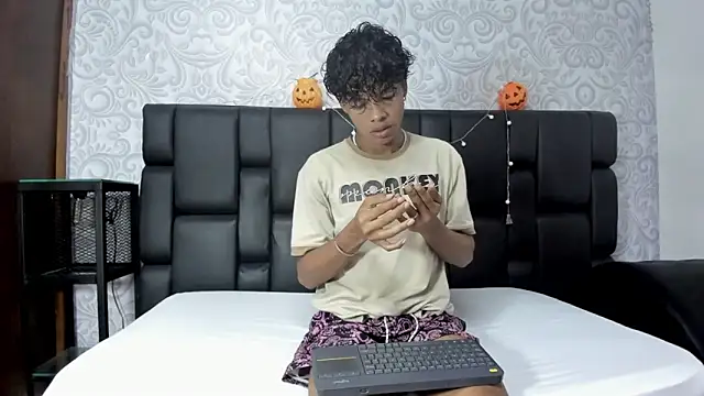 Snapshot of MilthonDelis chatting on October 31, 11:33 pm MilthonDelis online show from October 31, 11:33 pm