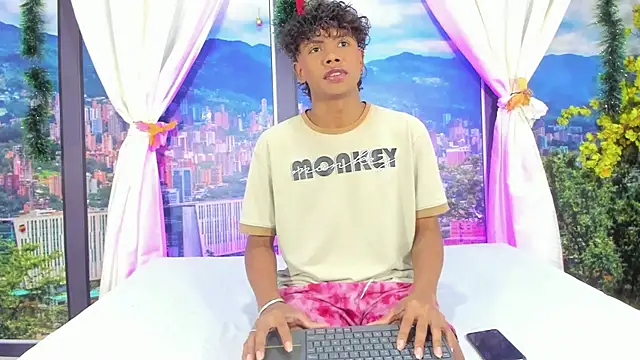 Snapshot of MilthonDelis chatting on December 5, 2:21 am MilthonDelis online show from December 5, 2:21 am