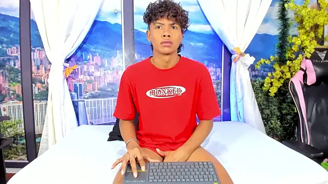 Snapshot of MilthonDelis chatting on December 14, 3:02 am MilthonDelis online show from December 14, 3:02 am