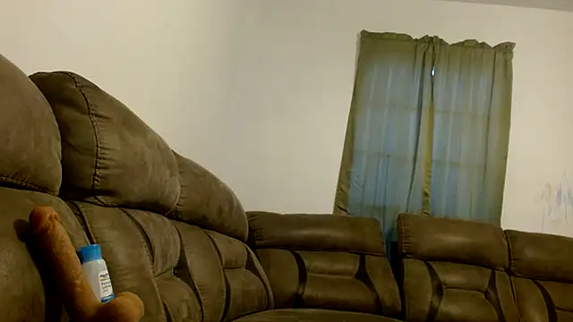 Snapshot of carlithefreak chatting on February 23, 4:02 pm carlithefreak online show from February 23, 4:02 pm