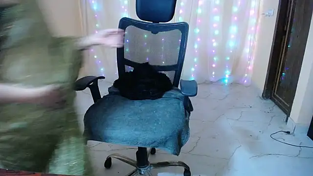 Snapshot of Divvya_ chatting on January 10, 6:03 pm Divvya online show from January 10, 6:03 pm