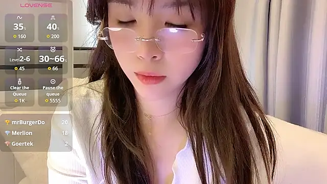 LunaDeVaal online show from April 11, 7:45 am