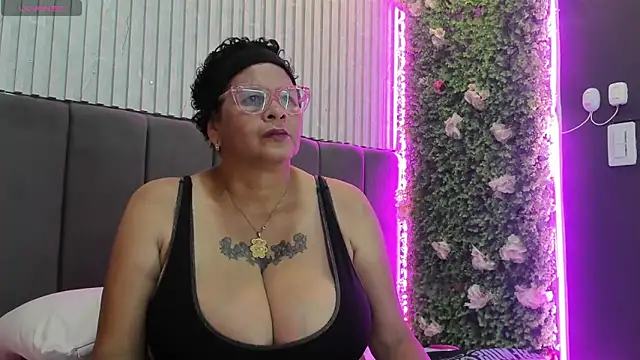 DinaDIRTY online show from October 25, 8:53 pm