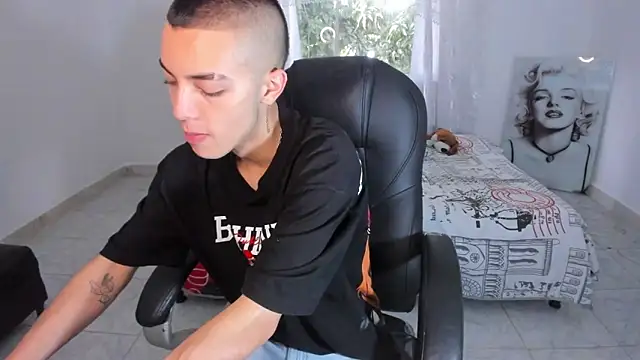 Dereck Boy8 online show from December 5, 7:45 pm