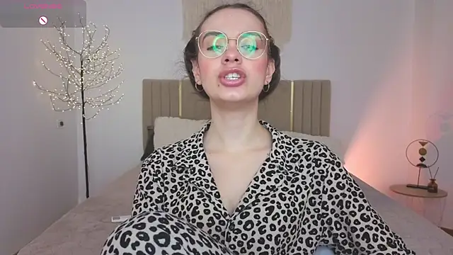 Real cutie1 online show from May 9, 12:52 pm
