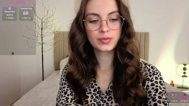 Snapshot of Real_cutie1 chatting on June 13, 12:47 pm Real cutie1 online show from June 13, 12:47 pm