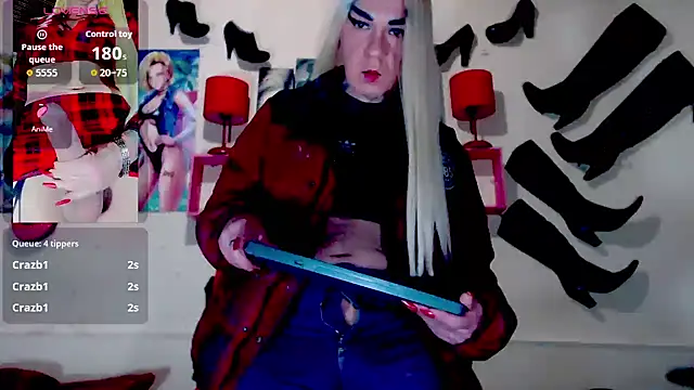 Snapshot of blondehot5v chatting on October 8, 12:17 pm blondehot5v online show from October 8, 12:17 pm