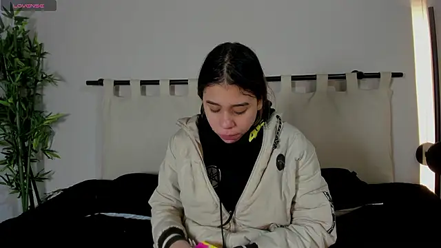 Snapshot of Rachell_criss chatting on February 14, 4:02 am Rachell criss online show from February 14, 4:02 am