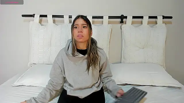 Snapshot of Rachell_criss chatting on January 15, 4:16 am Rachell criss online show from January 15, 4:16 am