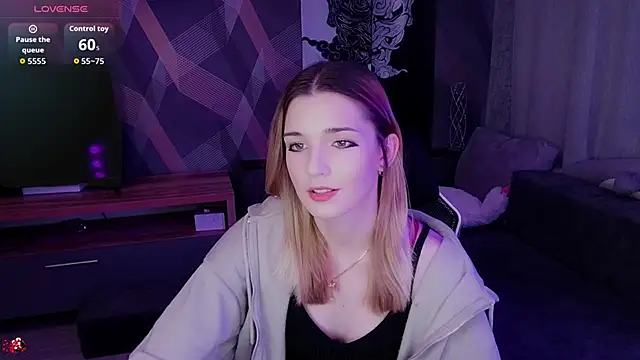 Sandy Belle online show from November 4, 8:01 pm