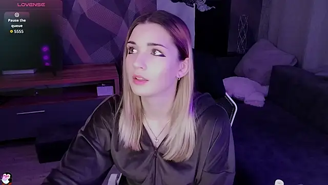 Sandy Belle online show from November 13, 7:40 pm