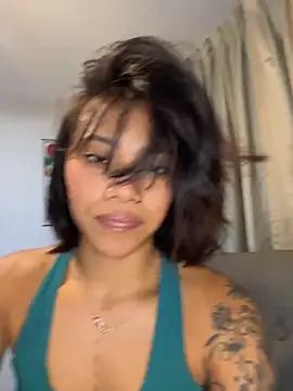 Snapshot of Nia_Desire chatting on June 17, 7:19 am Nia Desire online show from June 17, 7:19 am