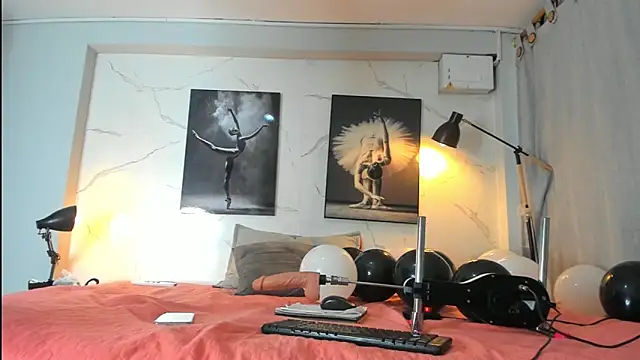 Snapshot of Evaa_18 chatting on October 31, 6:04 pm Evaa 18 online show from October 31, 6:04 pm