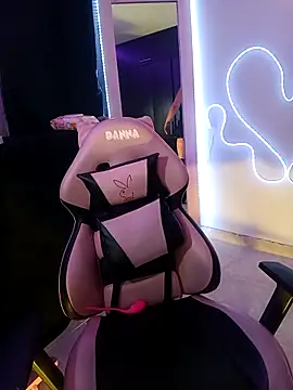 Snapshot of Danniela20 chatting on October 31, 11:11 pm Danniela20 online show from October 31, 11:11 pm