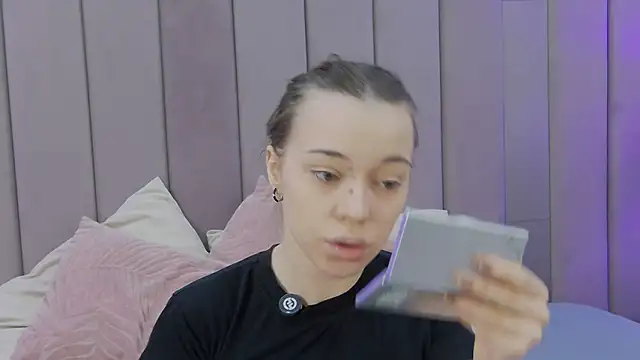 ZoeyNeal online show from April 12, 2:20 pm